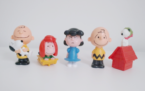 peanuts livros e toys - colorindo nuvens