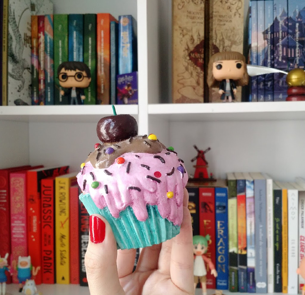 cupcake e estante de livros