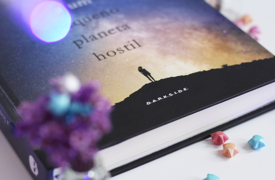 Resenha do Livro A Longa Viagem a um Pequeno Planeta Hostil Becky Chambers Darkside Books