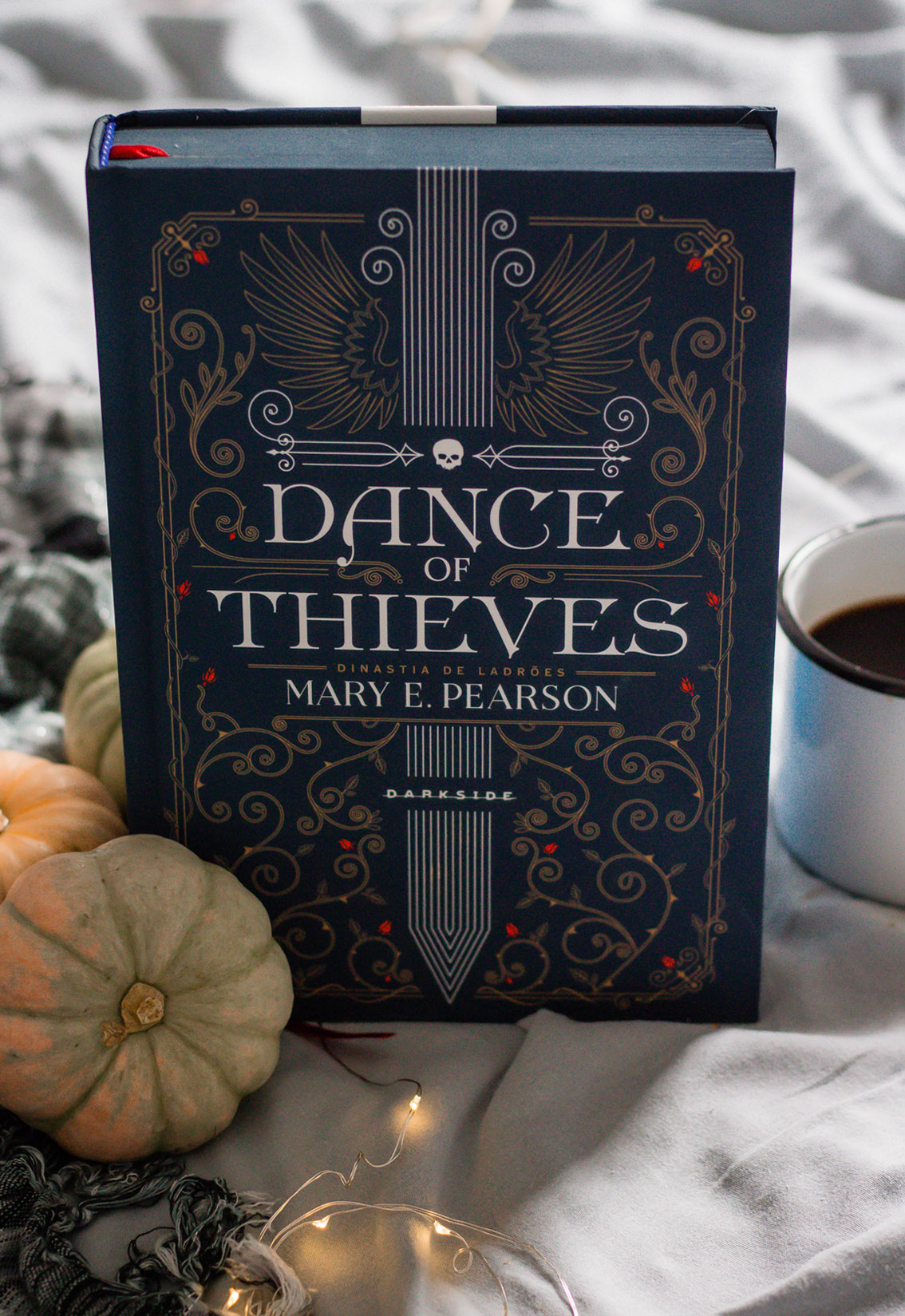 Resenha de livro Dance of thieves darkside books