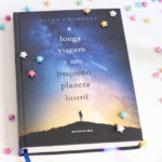Resenha do Livro A Longa Viagem a um Pequeno Planeta Hostil Becky Chambers Darkside Books